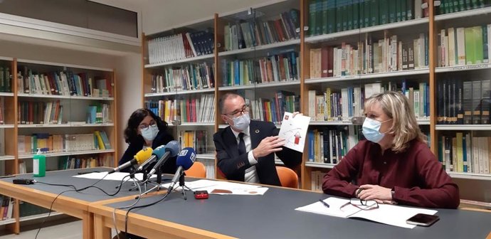 El consejero de Salud del Principado, Pablo Fernández, en rueda de prensa con la gerente del Sespa, Concepción Saavedra (izquierda), y  Clara Rodríguez García, directora General de Política y Planificación Sanitarias