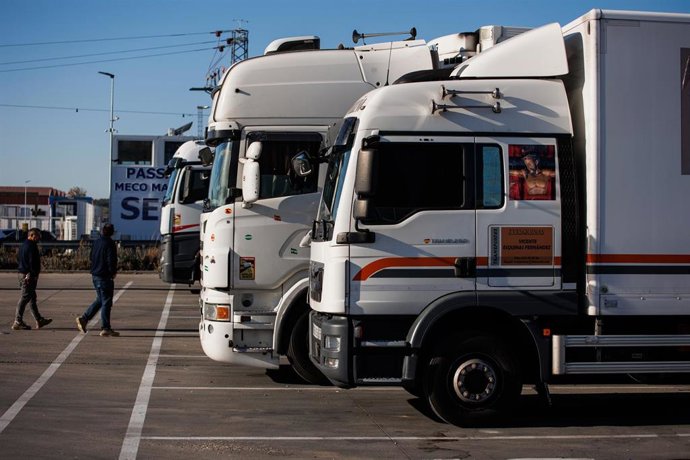 Varios camiones, en el polígono de carga aérea del Aeropuerto Adolfo Suárez Madrid - Barajas