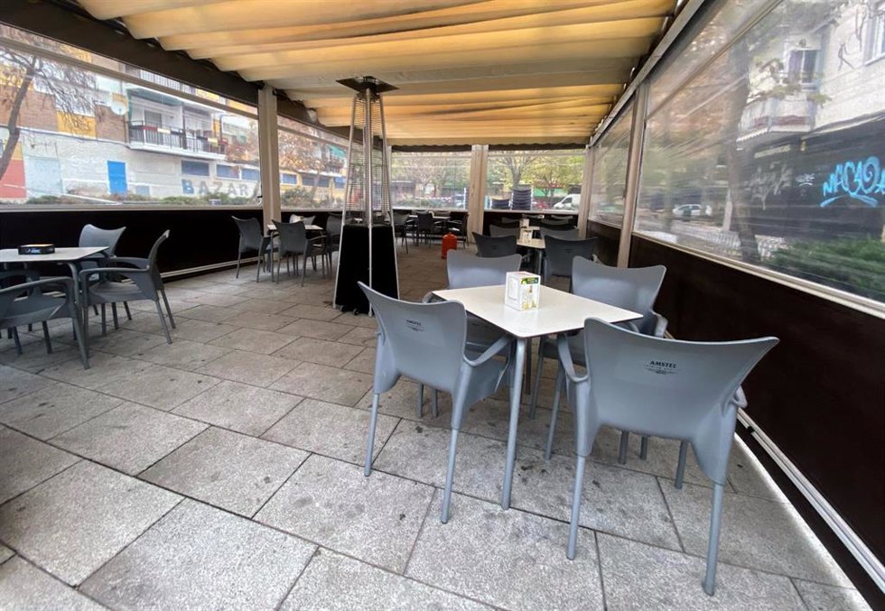 Mesas de la terraza de un establecimiento 
