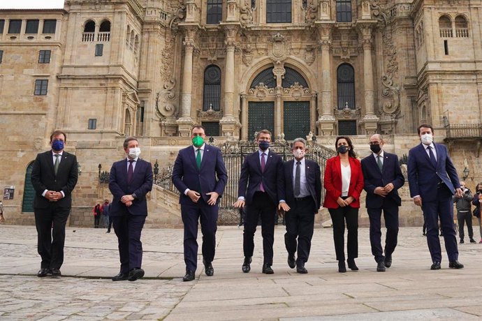 Revilla y otros presidentes autonómicos posan en la Plaza del Obradoiro tras participar en la Cumbre de Santiago de Compostela' sobre el modelo de financiación autonómica 