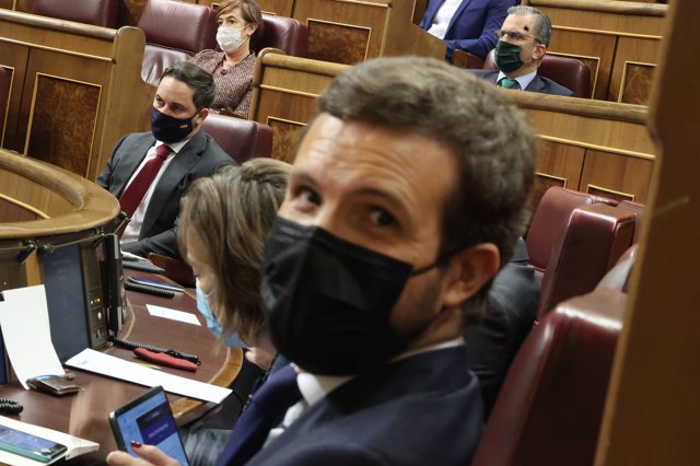 El presidente del PP, Pablo Casado, mira a la cámara durante el pleno en el que se debate la moción de censura planteada por Vox, en el Congreso de los Diputados, Madrid