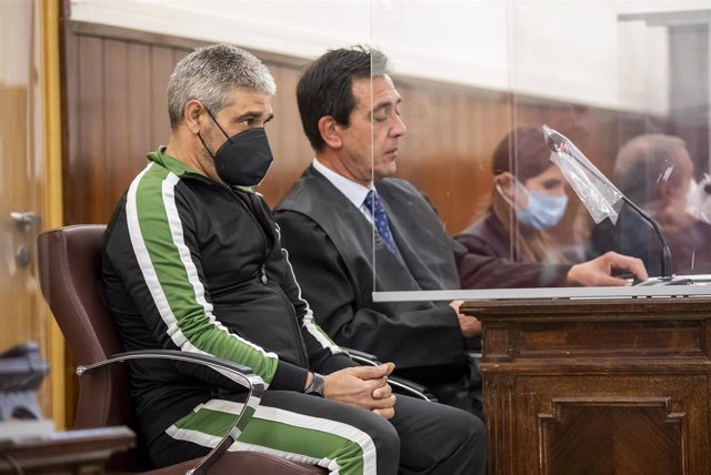 Bernardo Montoya, acusado de la agresión sexual y asesinato de Laura Luelmo, en la sala de  la Audiencia de Huelva a 15 de noviembre 2021 en Huelva (Andalucía). 
