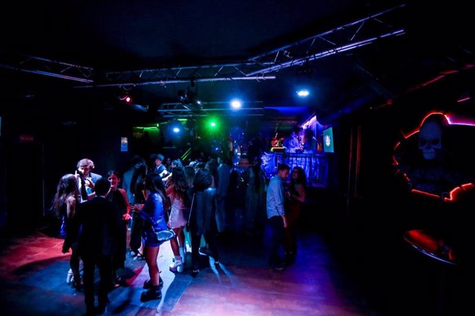 Archivo - Varias personas en la pista de una discoteca de Madrid, a 8 de octubre de 2021, en Madrid (España). El Gobierno de la Comunidad de Madrid permite desde este viernes bailar en las pistas de las discotecas y de otros establecimientos que cuenten
