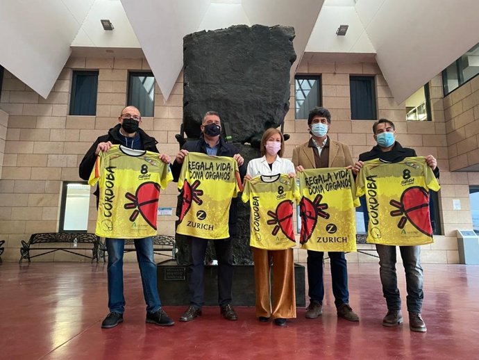 Presentación camiseta 'Subida a Las Ermitas por la donación'.