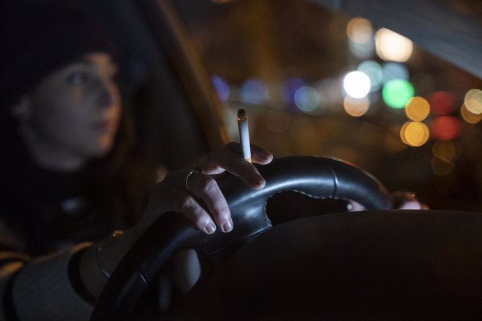Una persona fuma en un coche, a 9 de diciembre de 2021, en Madrid (España).