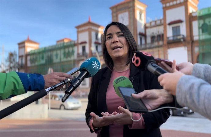 La diputada de Cs por Cádiz, María del Carmen Martínez, frente a la estación de Jerez.