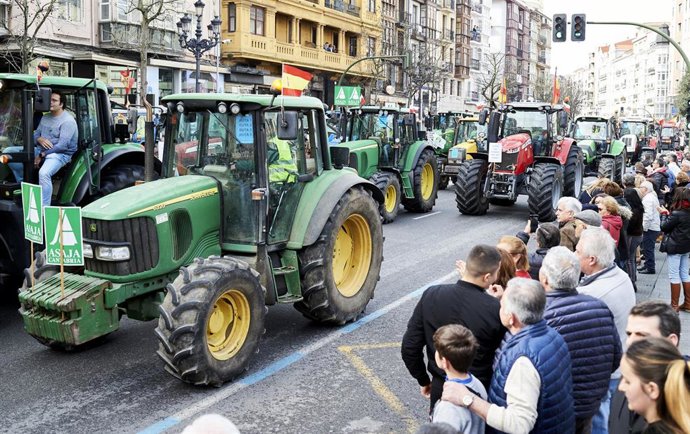 Archivo - Tractores en la manifestación de Santander de 2020 para reclamar precios justos en el campo