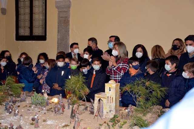 La alcaldesa de Toledo, Milagros Tolón, inaugura el belén del Ayuntamiento