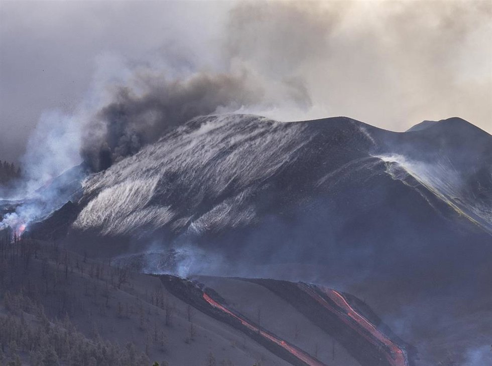 Apertura de nuevos centros de emisión al noreste del cono principal del volcán de La Palma, a 29 de noviembre de 2021, en los Llanos de Aridane, La Palma, Santa Cruz de Tenerife, Canarias, (España). La actividad en el foco efusivo localizado en el flanc