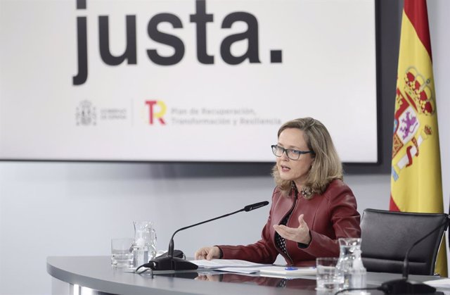 (I-D) La vicepresidenta primera y ministra de Asuntos Económicos, Nadia Calviño, comparece en una rueda de prensa posterior a una reunión del Consejo de Ministros, en el complejo de la Moncloa, a 10 de diciembre de 2021, en Madrid (España).