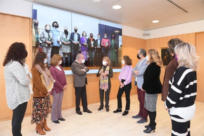 El presidente de la Diputación, Fernando Rodríguez Villalobos, con las entidades que han recibido el Distintito 'D'.