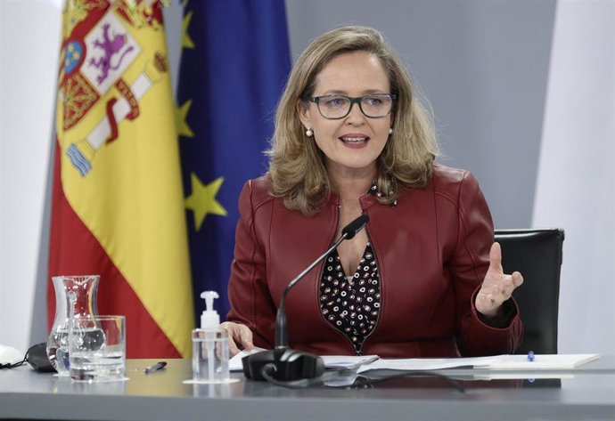 (I-D) La vicepresidenta primera y ministra de Asuntos Económicos, Nadia Calviño, comparece en una rueda de prensa posterior a una reunión del Consejo de Ministros, en el complejo de la Moncloa, a 10 de diciembre de 2021, en Madrid (España). Durante la c