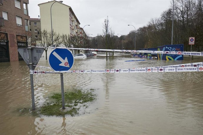 Señales de tráfico cubiertas de agua en una vía inundada del barrio de Rotxapea, a 10 de diciembre de 2021, en Pamplona, Navarra, (España). El Gobierno de Navarra ha activado el nivel de preemergencia por inundaciones con el fin de mantener una vigilanc