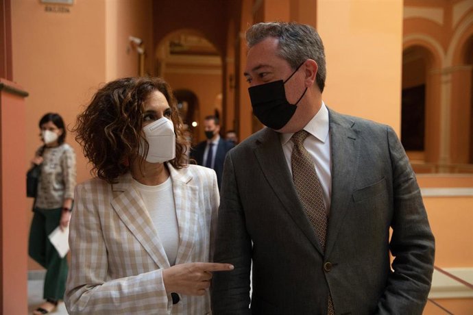 Archivo - La ministra de Hacienda, María Jesús Montero, con el secretario general del PSOE-A, Juan Espadas 