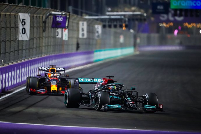 44 HAMILTON Lewis (gbr), Mercedes AMG F1 GP W12 E Performance, 33 VERSTAPPEN Max (nld), Red Bull Racing Honda RB16B, action during the Formula 1 stc Saudi Arabian Grand Prix 2021, 21th round of the 2021 FIA Formula One World Championship from December 3