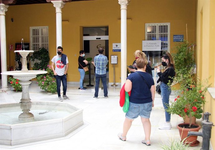 Archivo - Turistas en la oficina de Información del Patronato Provincial de Turismo de Granada (archivo)