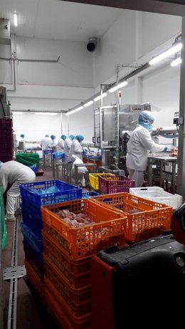 Trabajadores del turno de mañana de Avidel, este viernes.