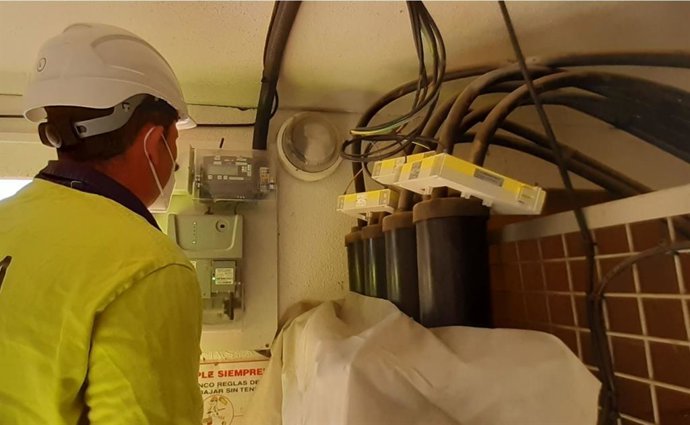 Un operario de Endesa en una de las instalaciones de la compañía eléctrica