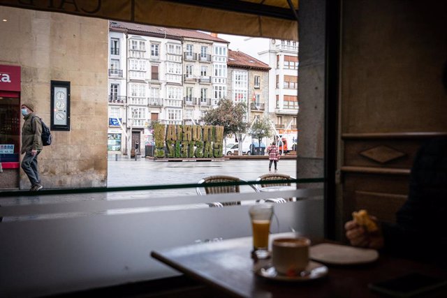 Archivo - Un comensal desayuna en una cafetería durante una jornada marcada por la reapertura de los establecimientos en los municipios vascos pertenecientes a la ‘zona roja’, en Vitoria, Álava, País Vasco, (España), a 10 de febrero de 2021. 