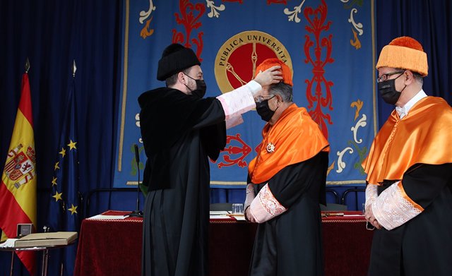 El rector impone el birrete de doctor 'honoris causa' a Juan Ramón Cuadrado.