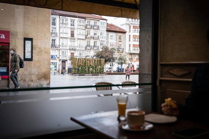 Archivo - Un comensal desayuna en una cafetería durante una jornada marcada por la reapertura de los establecimientos en los municipios vascos pertenecientes a la zona roja, en Vitoria, Álava, País Vasco, (España), a 10 de febrero de 2021. 