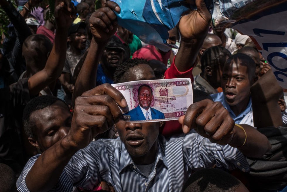 Un billete falso con el rostro del líder opositor keniano Raila Odinga