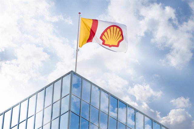 Archivo - Bandera con el logo de Shell
