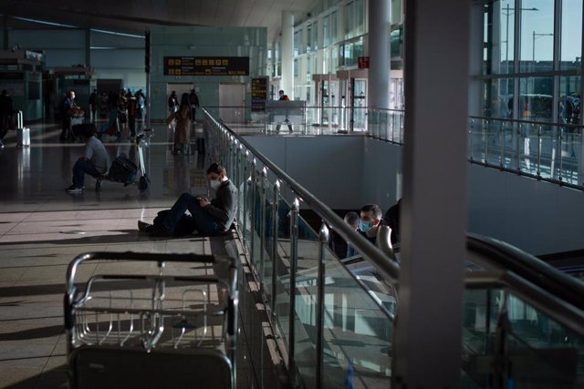 Un hombre descansa en el aeropuerto de El Prat, a 19 de noviembre de 2021, en Barcelona, Cataluña (España).