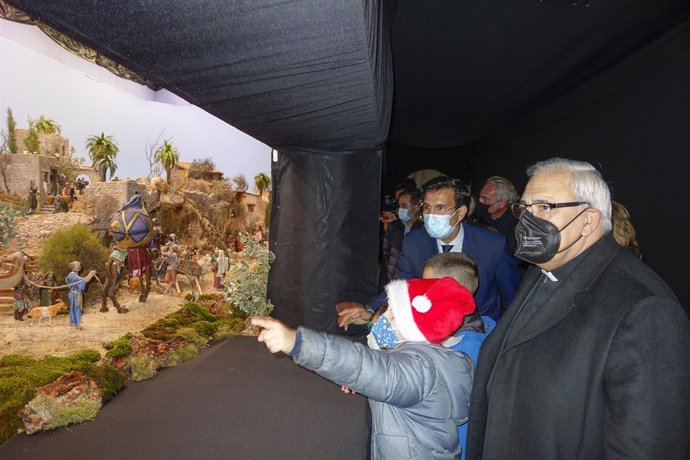 Alumnos visita el belén municipal en el patio del Ayuntamiento de Granada.
