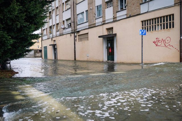 Una vía del barrio de Asteguieta totalmente inundada, a 9 de diciembre de 2021, en Vitoria