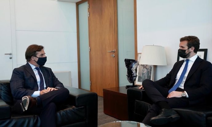 El líder nacional del PP, Pablo Casado, en una reunió amb el president de l'Uruguai, Luis Alberto Lacalle Pou, a Montevideo