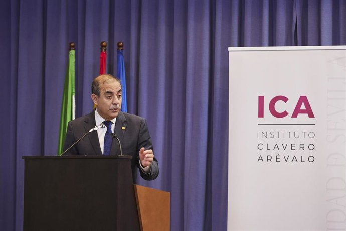 El Rector de la Universidad de Sevilla, Miguel Ángel Castro, se dirige al público durante el acto de rotulación de la sede del Instituto Manuel Clavero Arévalo en la Facultad de Derecho.