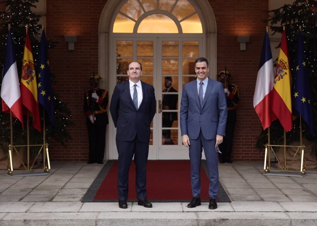 El presidente del Gobierno, Pedro Sánchez (d), posa con el primer ministro de la República Francesa, Jean Castex, en el Palacio de la Moncloa