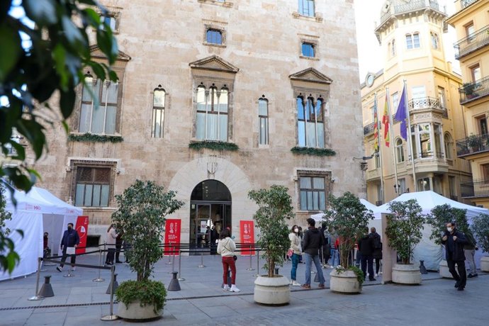 Punto de vacunación sin cita frente al Palau de la Generalitat