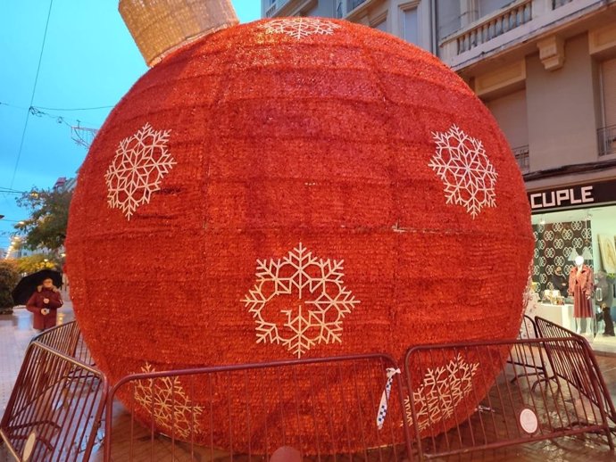 La bola de Navidad de Logroño con desperfectos