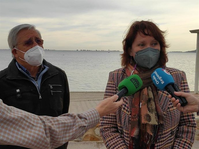Reunión mantenida entre la portavoz regional de Podemos, María Marín, y Ramón Pagán, representante de Pacto por el Mar Menor.