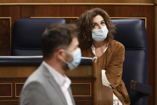 Archivo - El portavoz parlamentario de ERC, Gabriel Rufián, pasa al lado de la Hacienda, María Jesús Montero, durante una sesión de control al Gobierno en el Congreso.