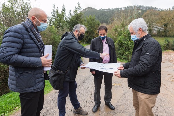 El consejero de Obras Públicas, Ordenación del Territorio y Urbanismo, José Luis Gochicoa, realiza una visita institucional al municipio de Puente Viesgo.