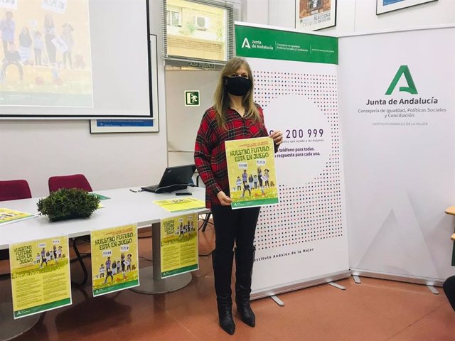 La asesora de programa del Instituto Andaluz de la Mujer en Córdoba, Lourdes Arroyo, presenta la campaña coeducativa del juego y el juguete no sexista y no violento.