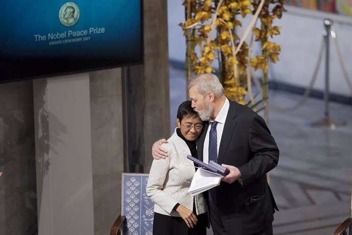 10 December 2021, Norway, Oslo: Journalists Maria Ressa and Dmitry Muratov receive the Nobel Peace Prize during the award ceremony in Oslo City Hall. Photo: Cornelius Poppe//dpa