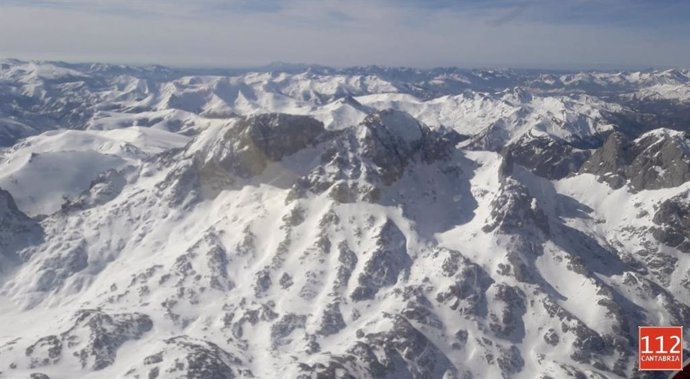 Archivo - Imagen de archivo de las vistas de Picos de Europa desde el helicóptero del 112