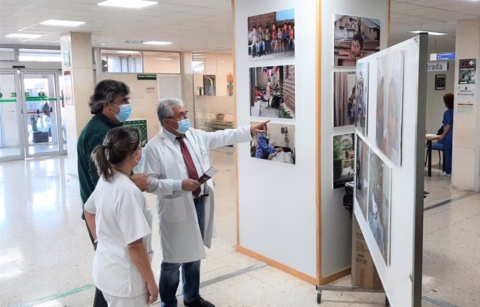 El Hospital Infanta Elena acoge una exposición de fotografías sobre cooperación sanitaria.