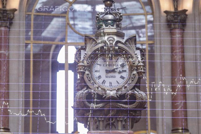 Archivo - Un reloj colocado en la Bolsa de Madrid. Ibex.