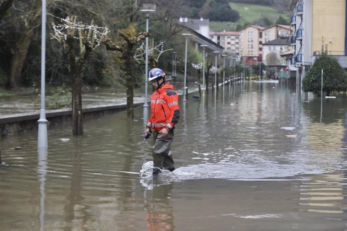 Un bombero camina por una calle inundada, a 10 de diciembre de 2021, en Mendaro Gipuzkoa, Euskadi 
