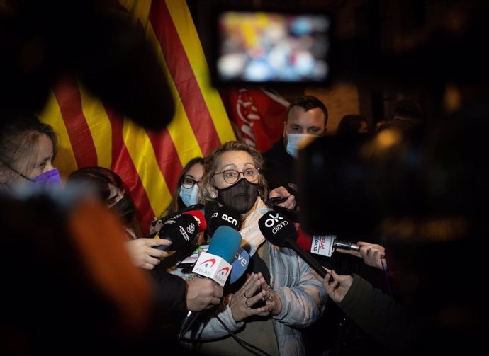 La alcaldesa de Canet de Mar (Barcelona), Blanca Arbell, ante los medios duante la manifestación tras la sentencia del Tribunal Superior de Justícia de Catalunya (TSJC) que ha fijado un 25% de castellano en un centro de la localidad.