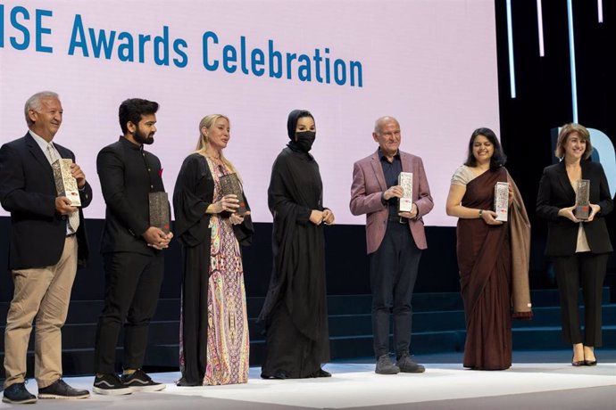 Magdalena Brier (centro, en tercer lugar desde la derecha), junto a los representantes de las Organizaciones premiadas durante la gala de entrega de los Premios WISE
