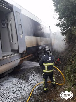Intervención de Bomberos de Asturias para extinguir un incendio en un tren de pasajeros