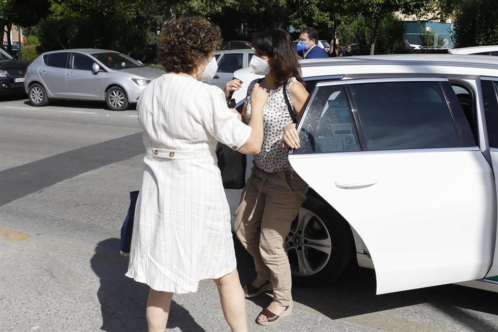 Archivo - Juana Rivas, acude a el Centro de Inserción Social Matilde Cantos en Granada capital acompañada de sus abogados para entregarse voluntariamente en prisión a 11 de junio 2021 en Granada, España, Andalucía