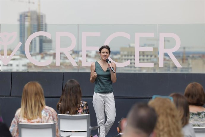 Archivo - Imagen de recurso de la ministra de Igualdad, Irene Montero, durante un acto de la ministra de Derechos Sociales y líder de Podemos, Ione Belarra, a 11 de junio de 2021, en Zaragoza, Aragón (España). 
