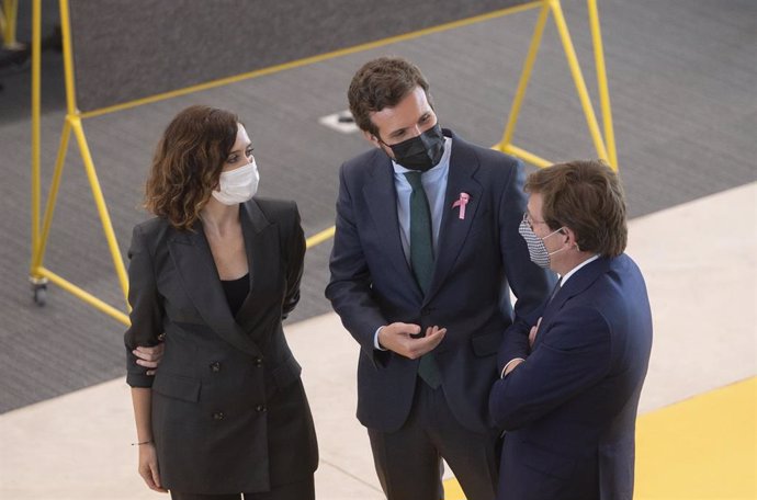 Archivo - La presidenta de la Comunidad de Madrid, Isabel Díaz Ayuso; el presidente del PP, Pablo Casado y el alcalde de Madrid, José Luis Martínez-Almeida, visitan las instalaciones del nuevo Campus de IE Tower. En Madrid, a 19 de octubre de 2021.